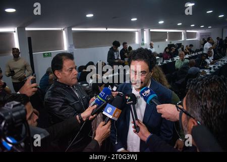 Bogota, Kolumbien. Oktober 2023. Ivan Cepeda, Verhandlungsführer der kolumbianischen Regierung, spricht während eines Treffens, das Teil der Friedensgespräche mit der Regierung im Friedensprozess ist, am 6. Oktober 2023 in Bogota, Kolumbien, mit den Medien. Foto: Daniel Romero/Long Visual Press Credit: Long Visual Press/Alamy Live News Stockfoto