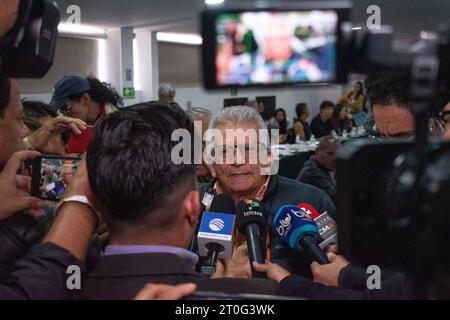 Bogota, Kolumbien. Oktober 2023. Aureliano Carbonell, Mitglied der Nationalen Befreiungsarmee, hält eine Pressekonferenz während eines Treffens, das Teil der Friedensgespräche mit der Regierung im Friedensprozess ist, am 6. Oktober 2023 in Bogota, Kolumbien. Foto: Daniel Romero/Long Visual Press Credit: Long Visual Press/Alamy Live News Stockfoto