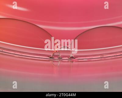 Pastell künstlerisch mit Öltropfen, die auf dem Wasser schweben. Pastellfarbene Blase für den Hintergrund. Abstrakter Hintergrund der Ölblasen. Makroaufnahme. Ölblasen schließen sich Stockfoto