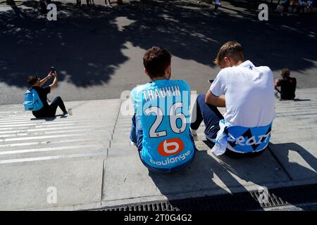 Marseille, Marseille. Oktober 2023. Leonardo Balerdi von Olympique Marseille Fans wartete auf das Spiel während des Spiels der UEFA Europa League zwischen Olympique Marseille und Brighton Hove Albion, Gruppe B, Datum 2, spielte am 5. Oktober 2023 im Stade Velodrome in Marseille, Frankreich. (Foto: Bagu Blanco/PRESSINPHOTO) Credit: PRESSINPHOTO SPORTS AGENCY/Alamy Live News Stockfoto