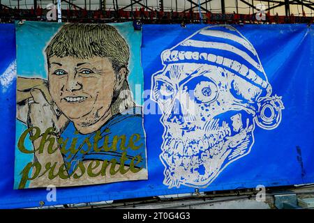 Marseille, Marseille. Oktober 2023. Die Fans von Olympique Marseille treten während des Spiels der UEFA Europa League zwischen Olympique Marseille und Brighton Hove Albion, Gruppe B, Datum 2, am 5. Oktober 2023 im Stade Velodrome in Marseille, Frankreich, auf. (Foto: Bagu Blanco/PRESSINPHOTO) Credit: PRESSINPHOTO SPORTS AGENCY/Alamy Live News Stockfoto