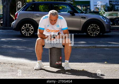 Marseille, Marseille. Oktober 2023. Leonardo Balerdi von Olympique Marseille Fan wartet auf das Spiel während des Spiels der UEFA Europa League zwischen Olympique Marseille und Brighton Hove Albion, Gruppe B, Datum 2, spielte am 5. Oktober 2023 im Stade Velodrome in Marseille. (Foto: Bagu Blanco/PRESSINPHOTO) Credit: PRESSINPHOTO SPORTS AGENCY/Alamy Live News Stockfoto