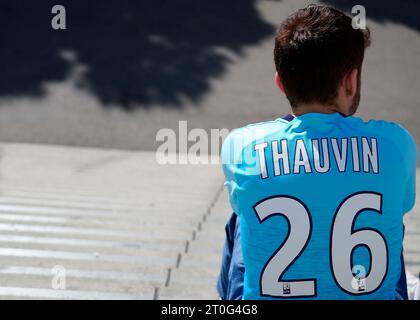 Marseille, Marseille. Oktober 2023. Leonardo Balerdi von Olympique Marseille Fan wartet auf das Spiel während des Spiels der UEFA Europa League zwischen Olympique Marseille und Brighton Hove Albion, Gruppe B, Datum 2, spielte am 5. Oktober 2023 im Stade Velodrome in Marseille. (Foto: Bagu Blanco/PRESSINPHOTO) Credit: PRESSINPHOTO SPORTS AGENCY/Alamy Live News Stockfoto