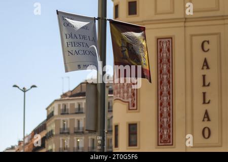 Madrid, Spanien. Oktober 2023. Die Gran Via ist vor dem spanischen Nationalfeiertag in Madrid mit einer spanischen Flagge geschmückt. Der Madrider Stadtrat installierte Banner und die spanische Flagge zur Feier des spanischen Nationalfeiertags, der jeden 12. Oktober gefeiert wird. Der Tag ist auch bekannt als Dia dela Hispanidad. Quelle: SOPA Images Limited/Alamy Live News Stockfoto