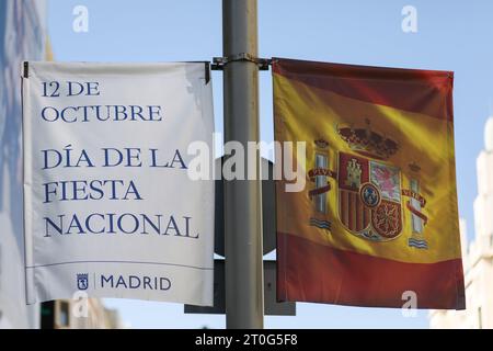 Madrid, Spanien. Oktober 2023. Die Gran Via ist vor dem spanischen Nationalfeiertag in Madrid mit einer spanischen Flagge geschmückt. Der Madrider Stadtrat installierte Banner und die spanische Flagge zur Feier des spanischen Nationalfeiertags, der jeden 12. Oktober gefeiert wird. Der Tag ist auch bekannt als Dia dela Hispanidad. Quelle: SOPA Images Limited/Alamy Live News Stockfoto