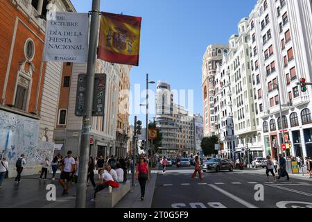 Madrid, Spanien. Oktober 2023. Die Gran Via ist vor dem spanischen Nationalfeiertag in Madrid mit einer spanischen Flagge geschmückt. Der Madrider Stadtrat installierte Banner und die spanische Flagge zur Feier des spanischen Nationalfeiertags, der jeden 12. Oktober gefeiert wird. Der Tag ist auch bekannt als Dia dela Hispanidad. Quelle: SOPA Images Limited/Alamy Live News Stockfoto