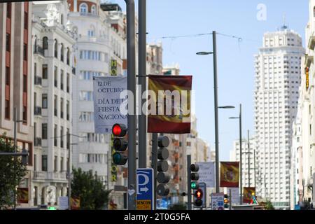 Madrid, Spanien. Oktober 2023. Die Gran Via ist vor dem spanischen Nationalfeiertag in Madrid mit einer spanischen Flagge geschmückt. Der Madrider Stadtrat installierte Banner und die spanische Flagge zur Feier des spanischen Nationalfeiertags, der jeden 12. Oktober gefeiert wird. Der Tag ist auch bekannt als Dia dela Hispanidad. Quelle: SOPA Images Limited/Alamy Live News Stockfoto