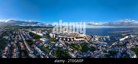 Aus der Vogelperspektive von Ponta Delgada auf der Insel Sao Miguel auf den Azoren in Portugal. Stockfoto