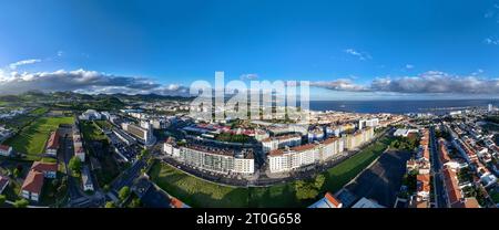 Aus der Vogelperspektive von Ponta Delgada auf der Insel Sao Miguel auf den Azoren in Portugal. Stockfoto