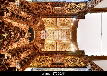 Ponta Delgada, Portugal - 3. Juli 2022: Innenraum der Kirche des Jesuitenkollegiums in Ponta Delgada, Portugal. Stockfoto