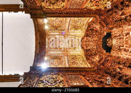 Ponta Delgada, Portugal - 3. Juli 2022: Innenraum der Kirche des Jesuitenkollegiums in Ponta Delgada, Portugal. Stockfoto