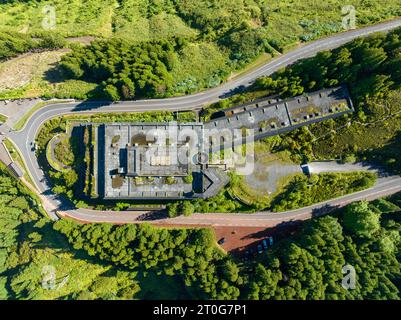 Luftaufnahme des verlassenen Monte Palace Hotels in Ponta Delgada auf einem Hügel, Portugal Stockfoto