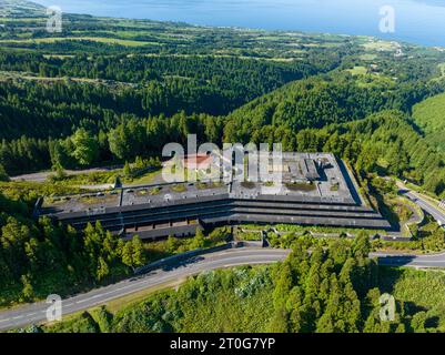 Luftaufnahme des verlassenen Monte Palace Hotels in Ponta Delgada auf einem Hügel, Portugal Stockfoto