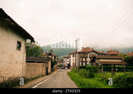 Elizondo, Navarra, Spanien - 24. August 2023 - Blick auf den Platz in der Stadt Elizondo, Hauptstadt des Baztan-Tals. Hochwertige Fotos Stockfoto