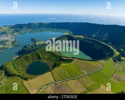 Der Blick vom Miradouro da Vista do Rei Aussichtspunkt über die Seen von Sete Cidades auf der Insel Sao Miguel auf den Azoren, Portugal Stockfoto