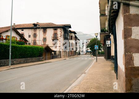 Elizondo, Navarra, Spanien - 24. August 2023 - Blick auf den Platz in der Stadt Elizondo, Hauptstadt des Baztan-Tals. Hochwertige Fotos Stockfoto