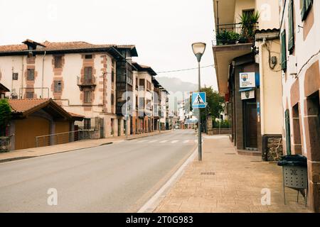 Elizondo, Navarra, Spanien - 24. August 2023 - Blick auf den Platz in der Stadt Elizondo, Hauptstadt des Baztan-Tals. Hochwertige Fotos Stockfoto