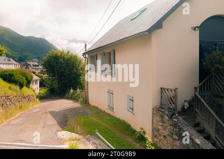 Elizondo, Navarra, Spanien - 24. August 2023 - Blick auf den Platz in der Stadt Elizondo, Hauptstadt des Baztan-Tals. Hochwertige Fotos Stockfoto