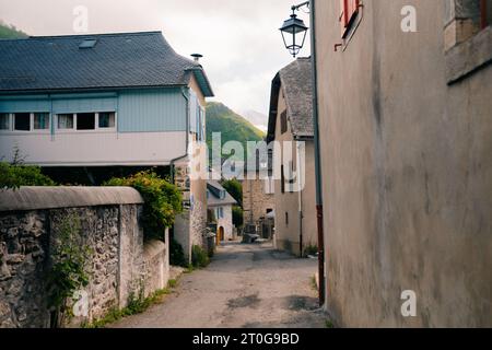 Elizondo, Navarra, Spanien - 24. August 2023 - Blick auf den Platz in der Stadt Elizondo, Hauptstadt des Baztan-Tals. Hochwertige Fotos Stockfoto