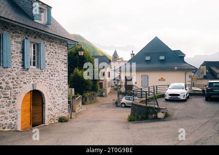 Elizondo, Navarra, Spanien - 24. August 2023 - Blick auf den Platz in der Stadt Elizondo, Hauptstadt des Baztan-Tals. Hochwertige Fotos Stockfoto