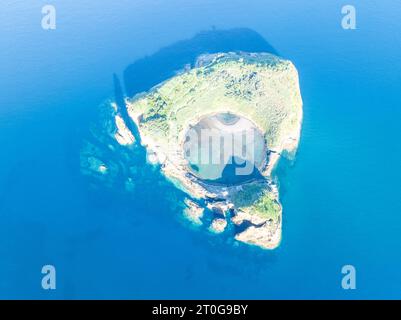 Luftaufnahme der malerischen Insel Vila Franca do Campo auf der Insel Sao Miguel, Azoren, Portugal. Stockfoto