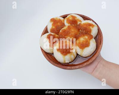 Kue cimplo ist ein traditionelles indonesisches Essen, das normalerweise mit braunem Zucker und einer Prise Kokos gegessen wird Stockfoto