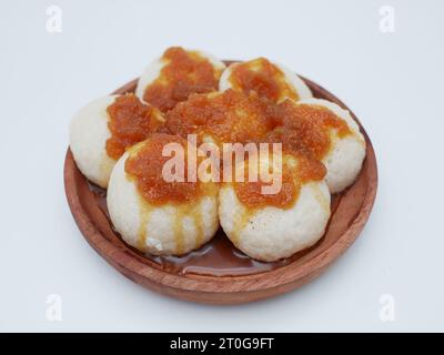 Kue cimplo ist ein traditionelles indonesisches Essen, das normalerweise mit braunem Zucker und einer Prise Kokos gegessen wird Stockfoto