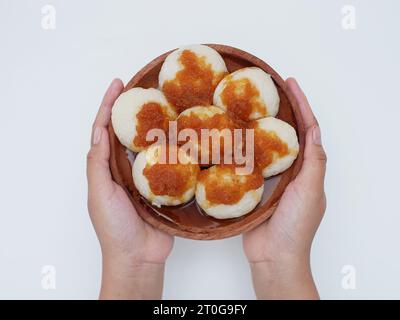 Kue cimplo ist ein traditionelles indonesisches Essen, das normalerweise mit braunem Zucker und einer Prise Kokos gegessen wird Stockfoto