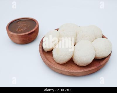 Kue cimplo ist ein traditionelles indonesisches Essen, das normalerweise mit braunem Zucker und einer Prise Kokos gegessen wird Stockfoto