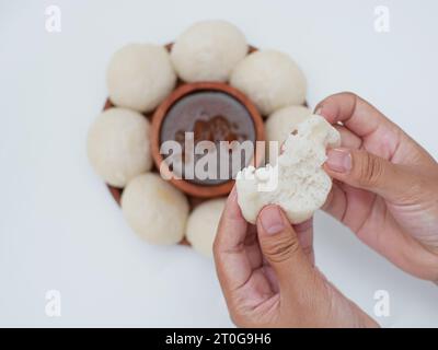 Kue cimplo ist ein traditionelles indonesisches Essen, das normalerweise mit braunem Zucker und einer Prise Kokos gegessen wird Stockfoto