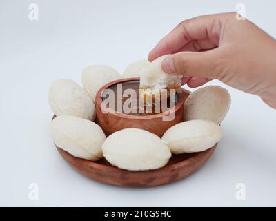 Kue cimplo ist ein traditionelles indonesisches Essen, das normalerweise mit braunem Zucker und einer Prise Kokos gegessen wird Stockfoto