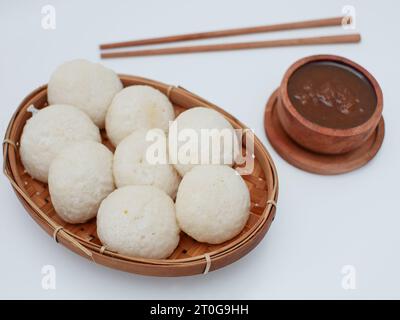 Kue cimplo ist ein traditionelles indonesisches Essen, das normalerweise mit braunem Zucker und einer Prise Kokos gegessen wird Stockfoto