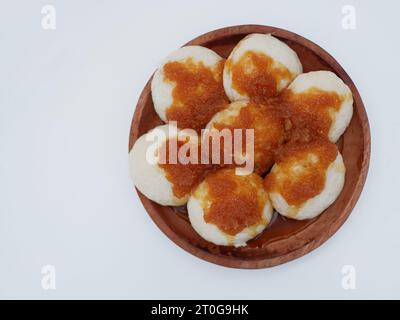 Kue cimplo ist ein traditionelles indonesisches Essen, das normalerweise mit braunem Zucker und einer Prise Kokos gegessen wird Stockfoto