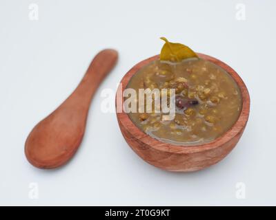 Grüner Bohnenbrei in einer Holzschale Stockfoto