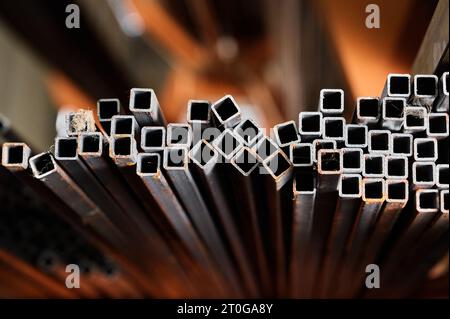 Quadratische Schläuche auf unscharfem Hintergrund im Kühllager Stockfoto