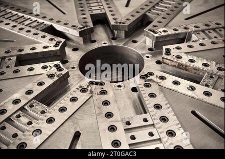 Grundplatte der riesigen Drehmaschine in der Werkshalle Stockfoto