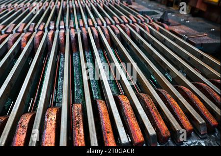 Elektrolysewanne mit installierten Kupferanoden im Werk Stockfoto