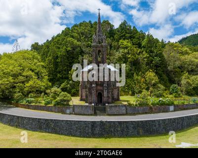 Aus der Vogelperspektive Capela de Nossa Senhora das Vitorias am See Furnas auf der Insel Sao Miguel, Portugal. Stockfoto