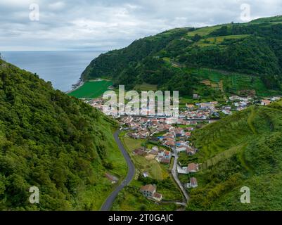 Blick auf das Dorf Faial da Terra von Miradouro da Ermida de Nossa Senhora de Lourdes, einem portugiesischen Aussichtspunkt auf der Insel Sao Miguel, Azoren, P Stockfoto