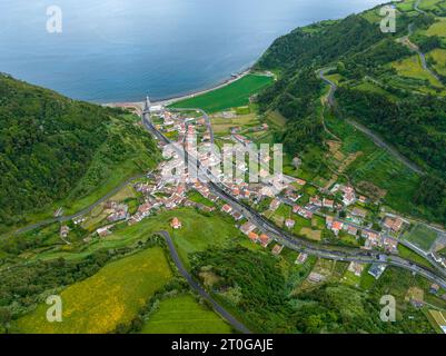 Blick auf das Dorf Faial da Terra von Miradouro da Ermida de Nossa Senhora de Lourdes, einem portugiesischen Aussichtspunkt auf der Insel Sao Miguel, Azoren, P Stockfoto