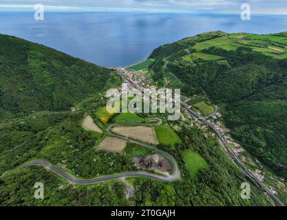 Blick auf das Dorf Faial da Terra von Miradouro da Ermida de Nossa Senhora de Lourdes, einem portugiesischen Aussichtspunkt auf der Insel Sao Miguel, Azoren, P Stockfoto