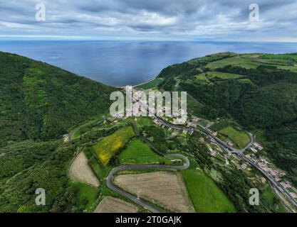 Blick auf das Dorf Faial da Terra von Miradouro da Ermida de Nossa Senhora de Lourdes, einem portugiesischen Aussichtspunkt auf der Insel Sao Miguel, Azoren, P Stockfoto