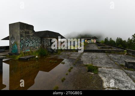 Sao Miguel, Portugal - 25. Juni 2022: Monte Palace, verlassenes Hotel auf den Azoren, Portugal. Stockfoto