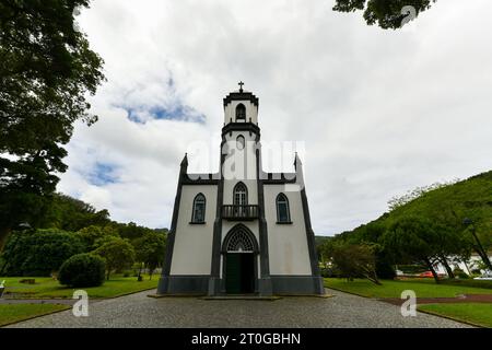 Boulevard der Kirche Igreja de Sao Nicolau in Sete Cidades, Insel Sao Miguel, Azoren, Portugal. Stockfoto
