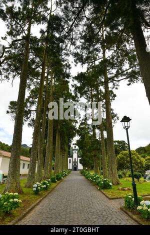 Boulevard der Kirche Igreja de Sao Nicolau in Sete Cidades, Insel Sao Miguel, Azoren, Portugal. Stockfoto