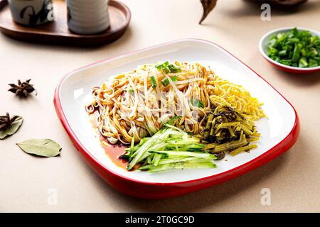 Nudeln gemischt mit Zwiebeln, Öl und Sojasauce Stockfoto