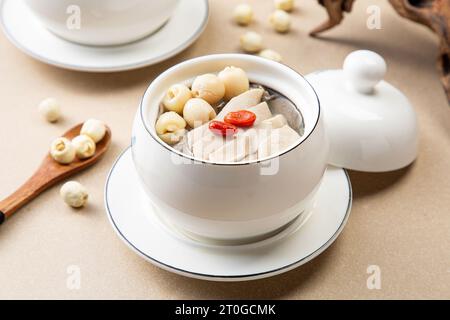 Chinesisches Essen, doppelt gekochte Schweinehaxen, in Scheiben geschnittene Suppe und Lotussamen Stockfoto