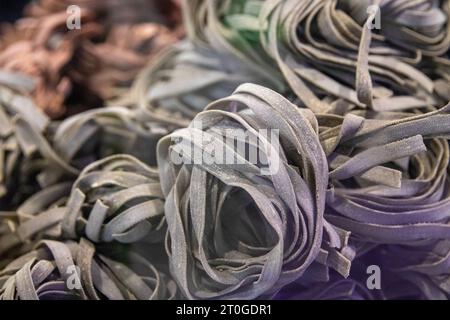 Handgemachte Pasta aus grünen Eiern, hergestellt von einem Handwerker Stockfoto