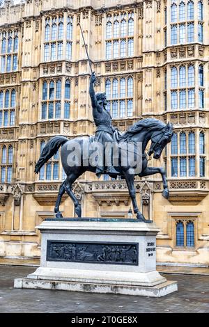 Statue von König Richard Löwenherz vor den Parlamentsgebäuden, London, England, Großbritannien Stockfoto