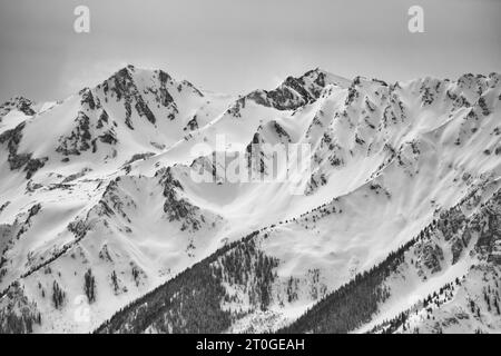 Schneebedeckte Bergsteiger in Colorado Stockfoto